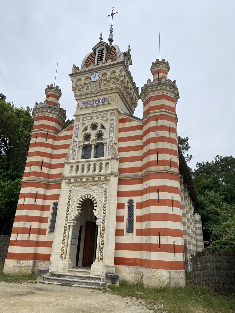 eglise-atypique-village-herbe
