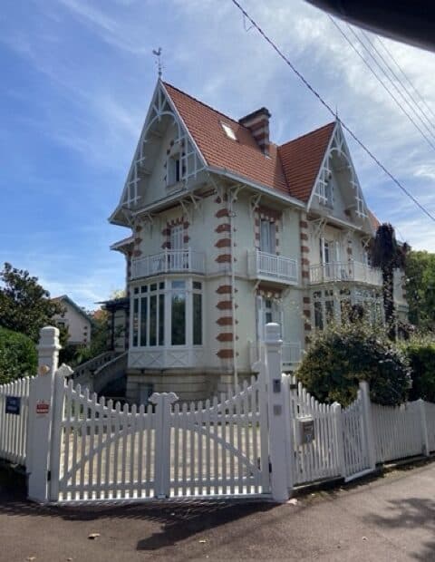 ville-hivers-maison-pointue